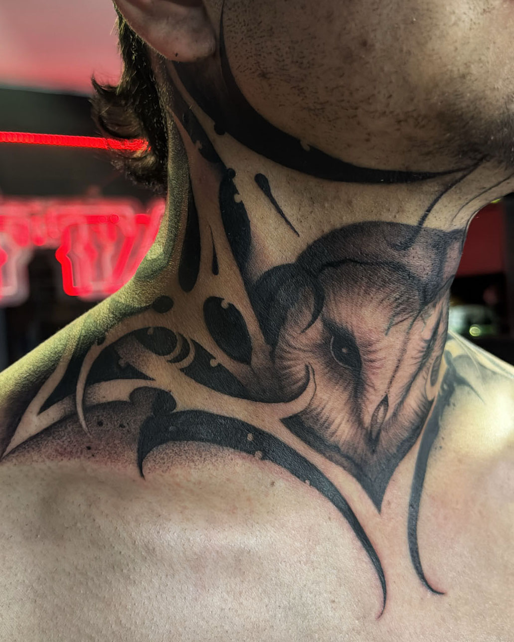 Tatuaje blackwork por Cintia Tattoo