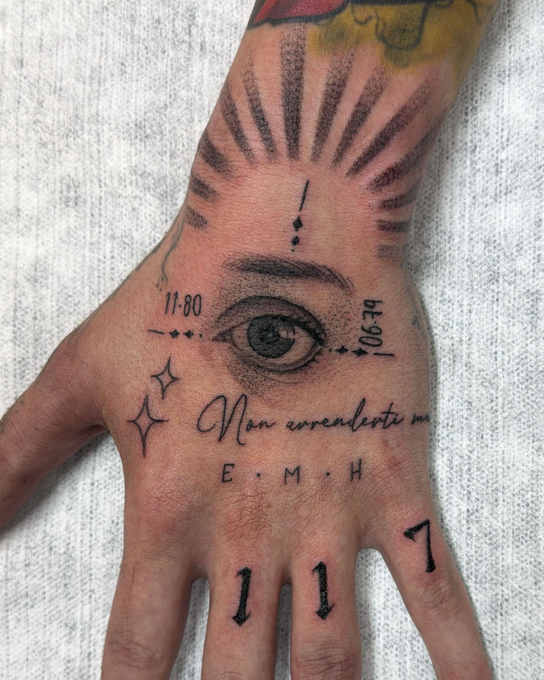 Tatuaje fine line por Cintia Tattoo
