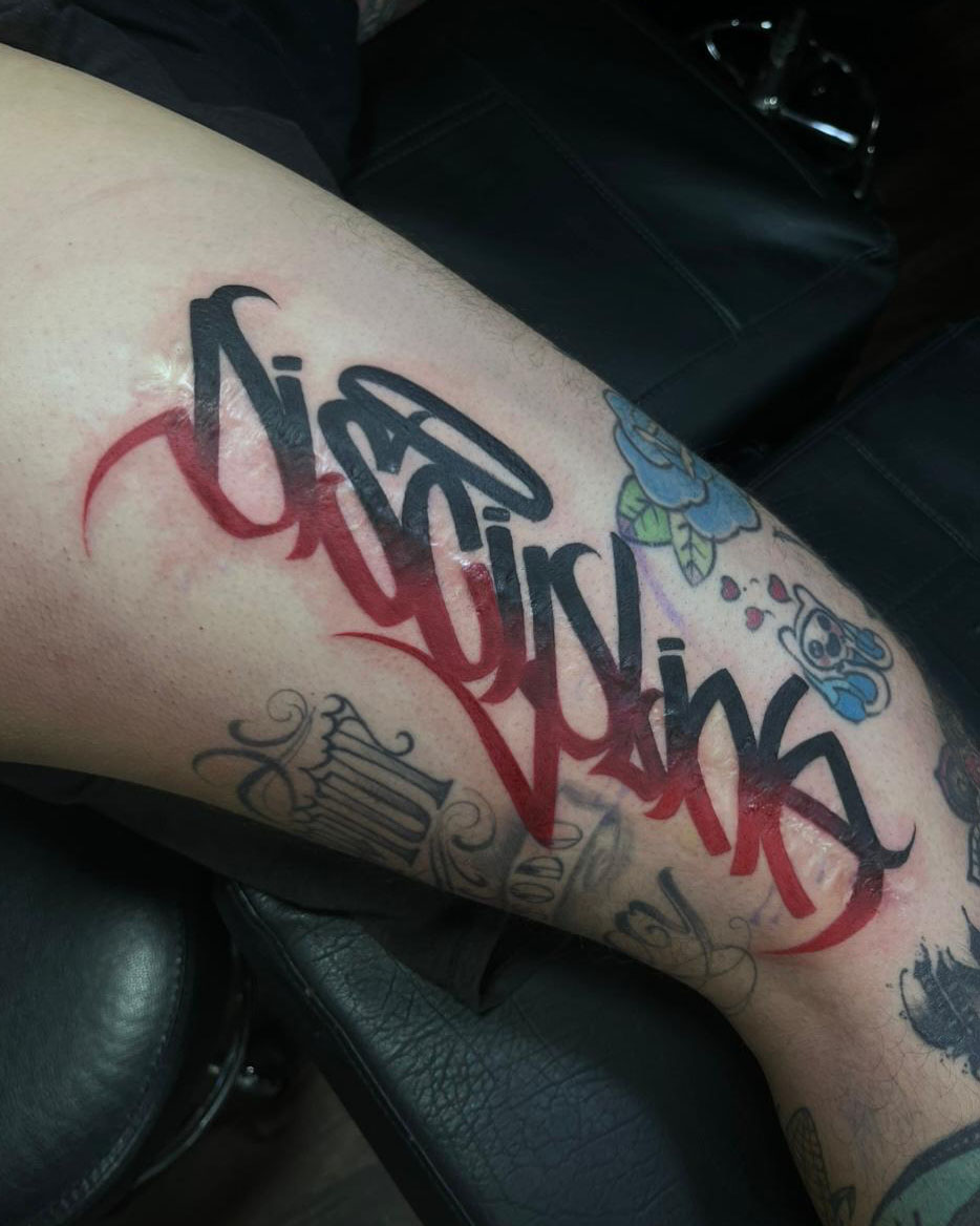 Tatuaje lettering por Cintia Tattoo