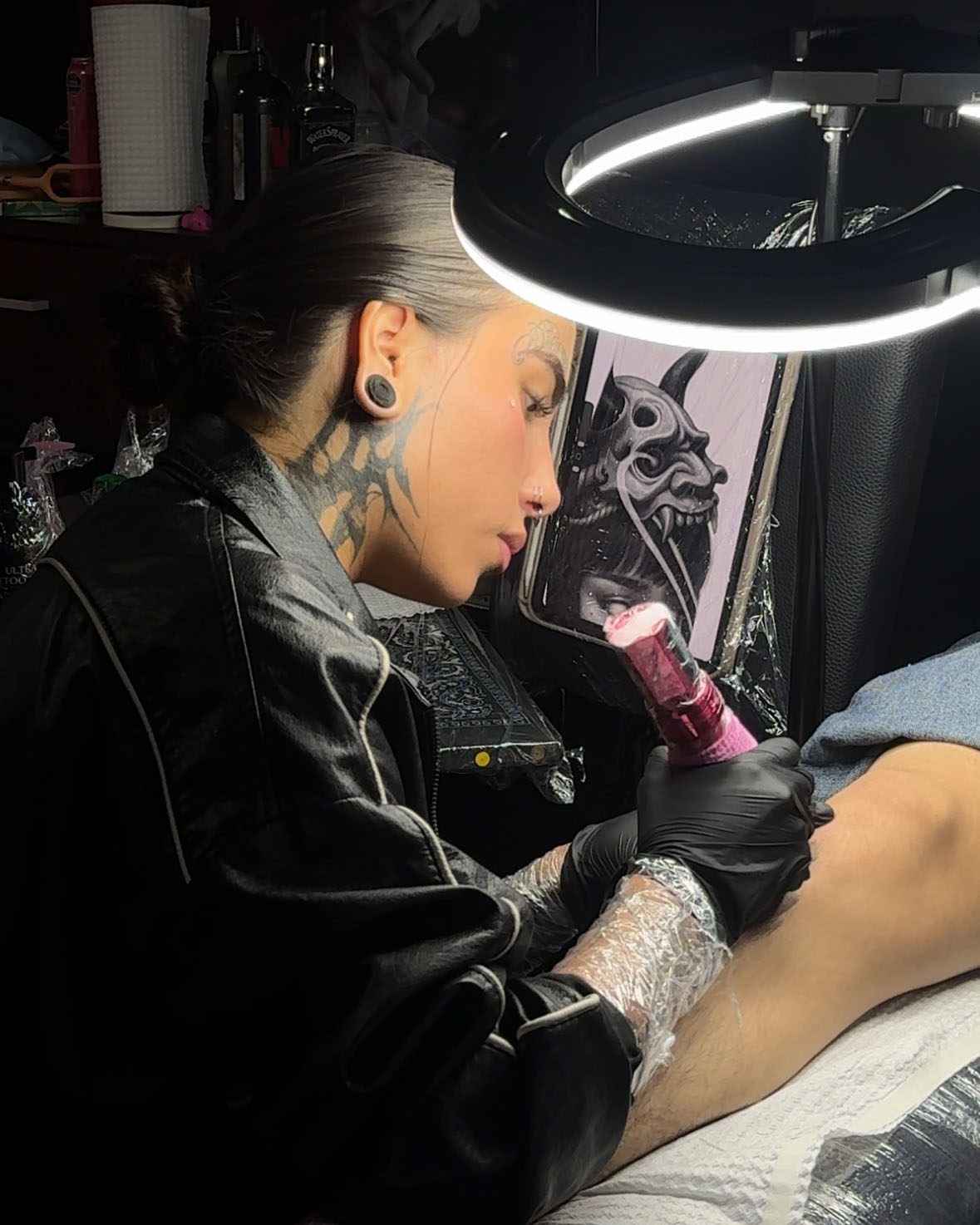 Cintia Vanegas trabajando en un tatuaje