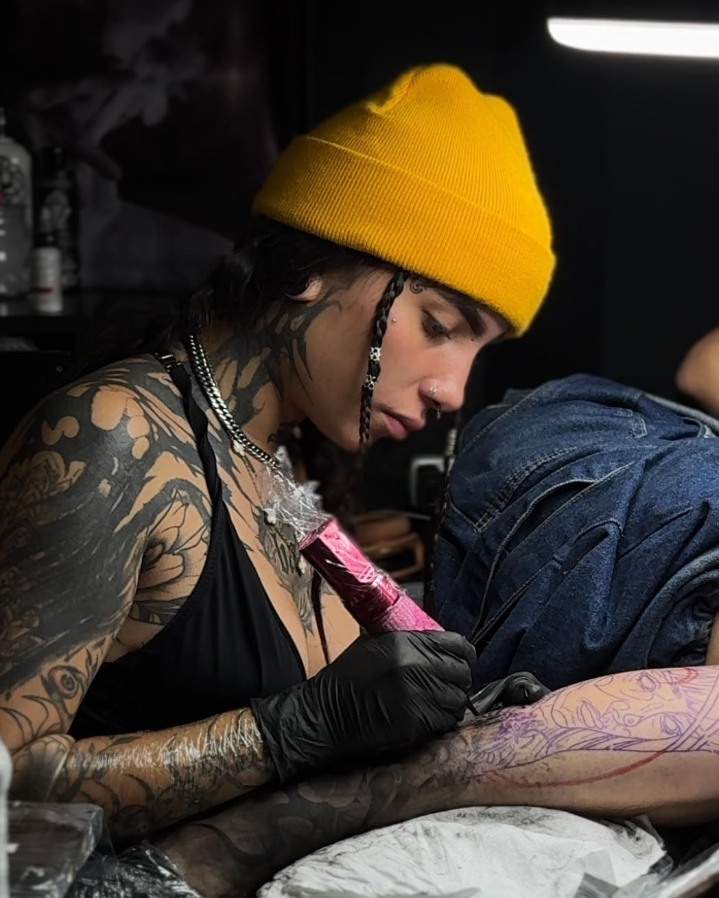 Cintia Vanegas en su estudio de tatuajes en Bogotá